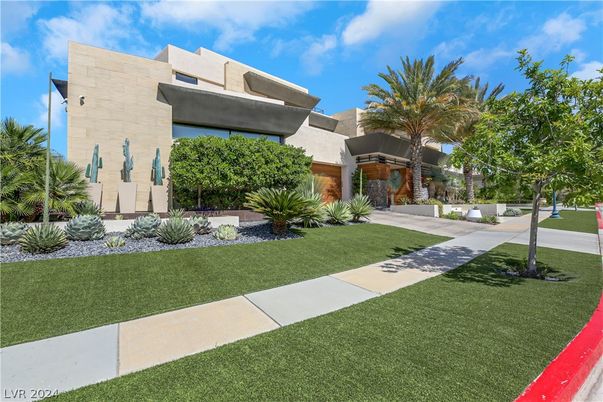 Backyard, Exterior, Facade, Modern