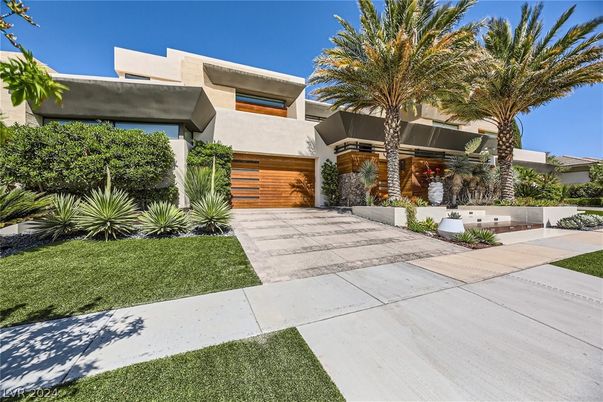 Attached, Backyard, Exterior, Facade, Modern