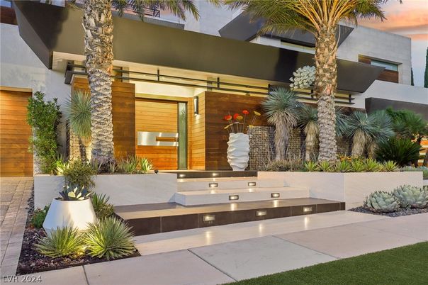Exterior, Facade, Modern