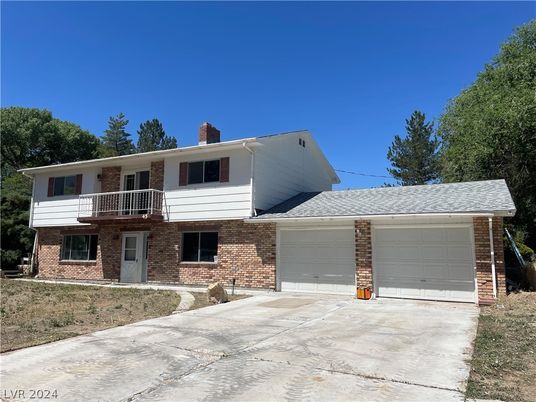 Attached, Exterior, Facade, Brick Facade, Raised Ranch