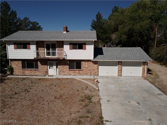 Attached, Exterior, Facade, Brick Facade, Raised Ranch