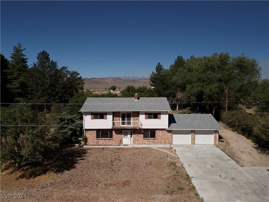 Attached, Exterior, Facade, Brick Facade, Raised Ranch
