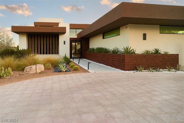 Exterior, Facade, Modern