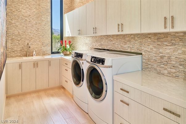 Interior, Washer, Wood Texture Flooring