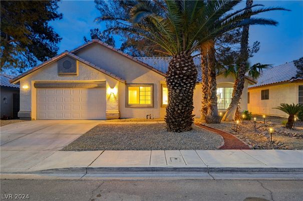 Attached, Exterior, Facade, Ranch