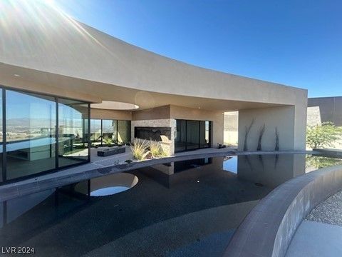 Backyard, Exterior, Facade, Fireplace, Modern