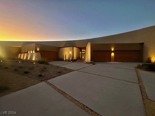 Attached, Backyard, Exterior, Facade, Modern