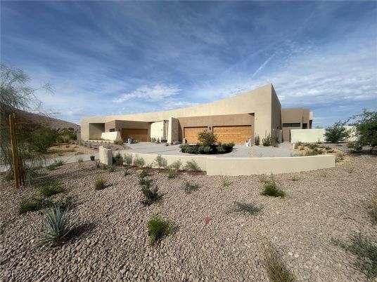 Attached, Backyard, Exterior, Facade, Modern