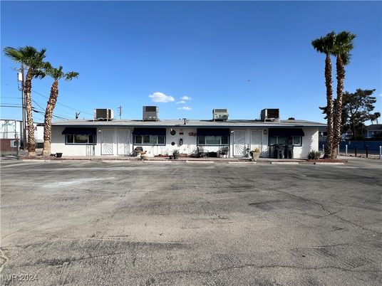 Backyard, Exterior, Facade, Ranch