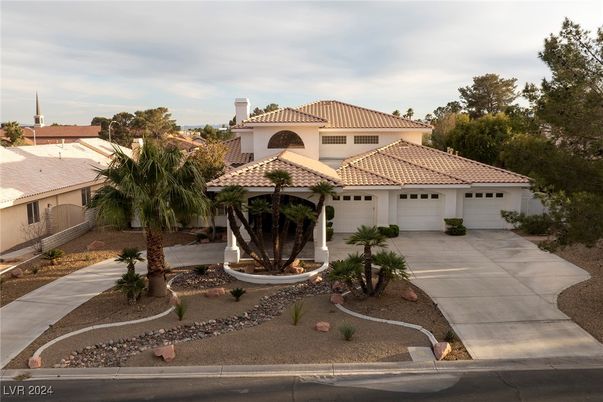 Attached, Exterior, Facade, Mediterranean