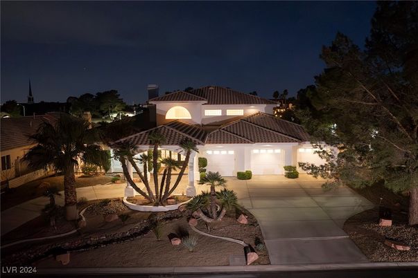 Attached, Exterior, Facade, Mediterranean
