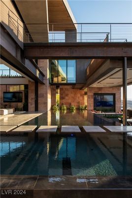 Exterior, Facade, Pool, Modern