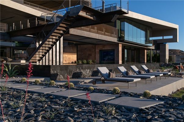 Exterior, Facade, Modern