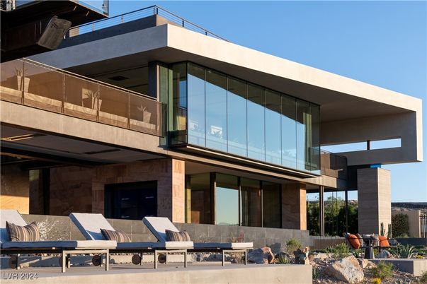 Exterior, Facade, Modern