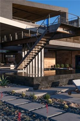 Exterior, Facade, Modern