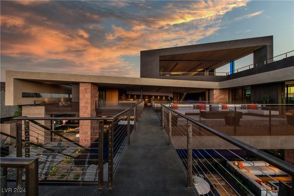 Exterior, Facade, Modern