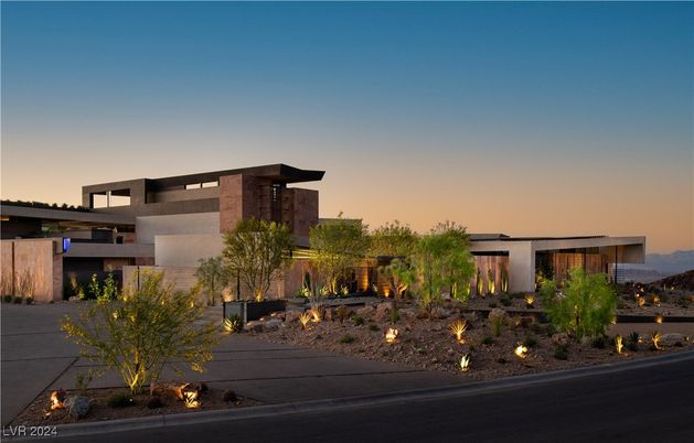 Exterior, Facade, Modern