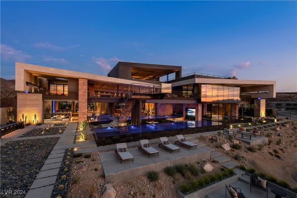 Backyard, Exterior, Facade, Modern
