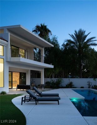 Exterior, Facade, Pool, Modern