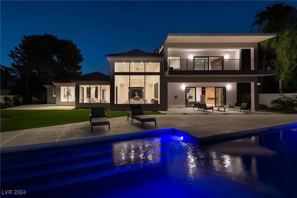Backyard, Exterior, Facade, Pool, Modern