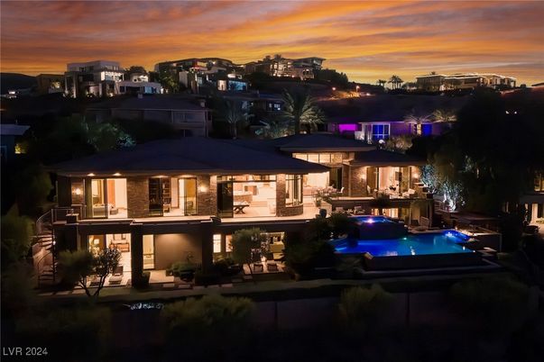 Exterior, Facade, Pool, Modern