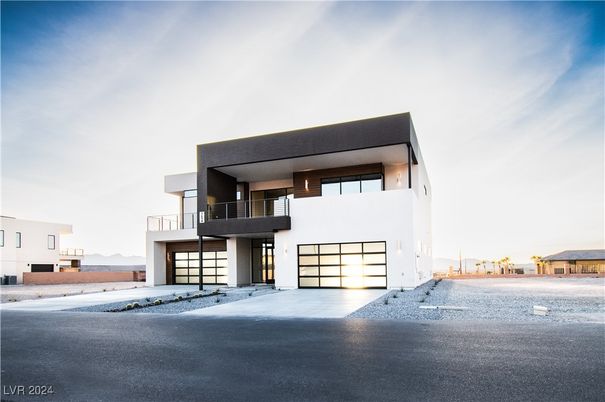 Attached, Backyard, Exterior, Facade, Modern