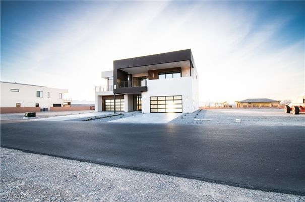 Attached, Exterior, Facade, Modern