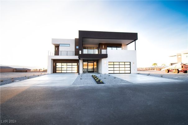 Attached, Backyard, Exterior, Facade, Modern