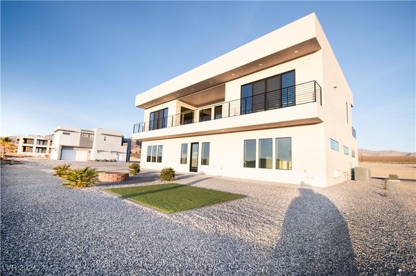 Backyard, Exterior, Facade, Modern