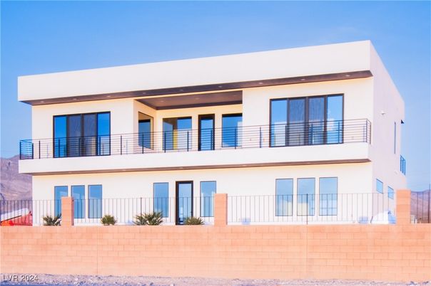Exterior, Facade, Modern