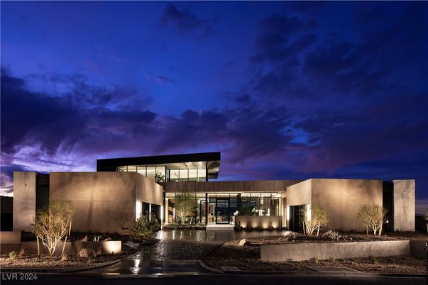 Backyard, Exterior, Facade, Modern