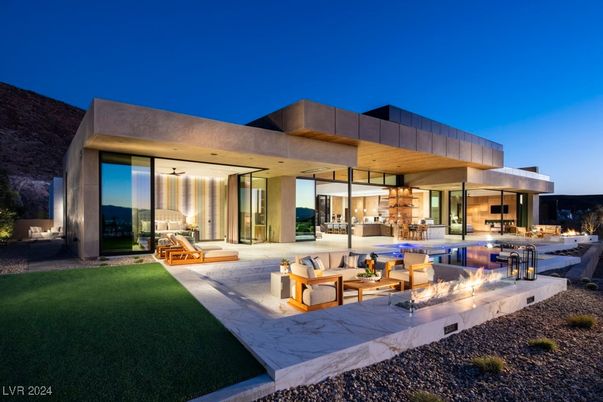 Backyard, Exterior, Facade, Modern