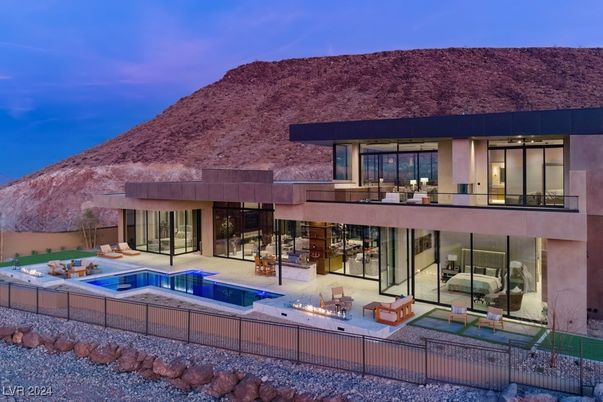 Exterior, Facade, Pool, Modern