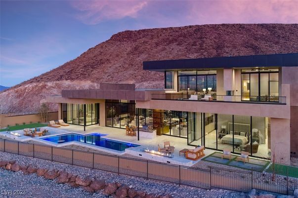 Exterior, Facade, Pool, Modern