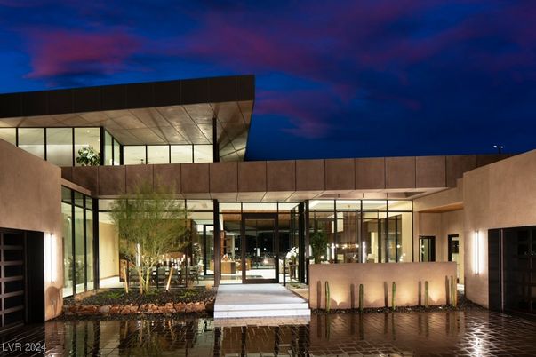 Exterior, Facade, Modern