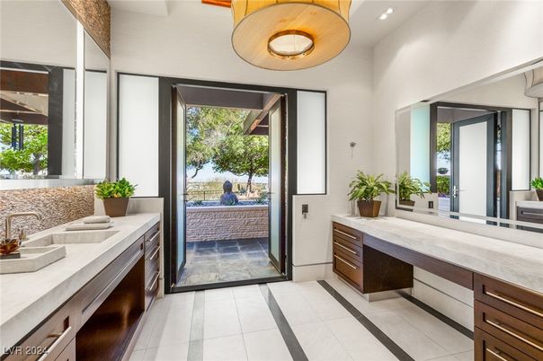 Bathroom, Dual Sink Vanities, Interior, Recessed Lighting