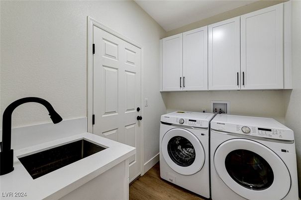 Interior, Washer, Wood Texture Flooring
