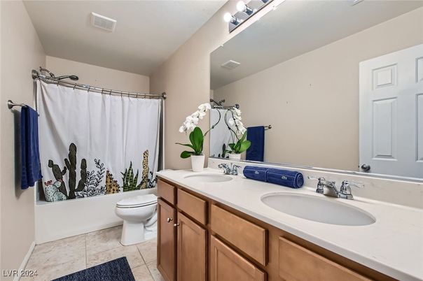 Bathroom, Dual Sink Vanities, Interior