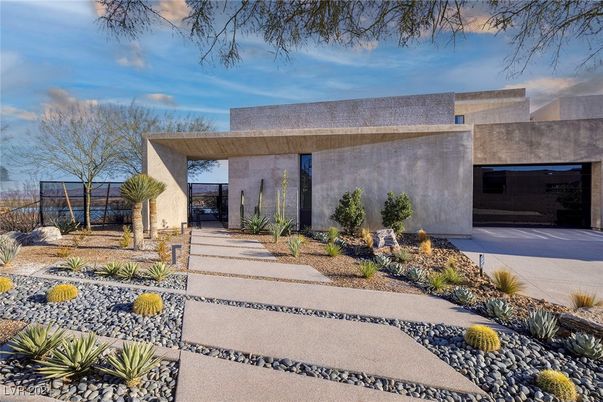 Exterior, Facade, Modern