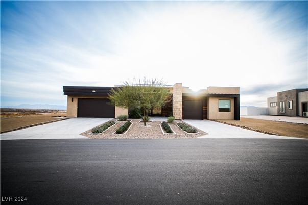 Attached, Exterior, Facade, Modern