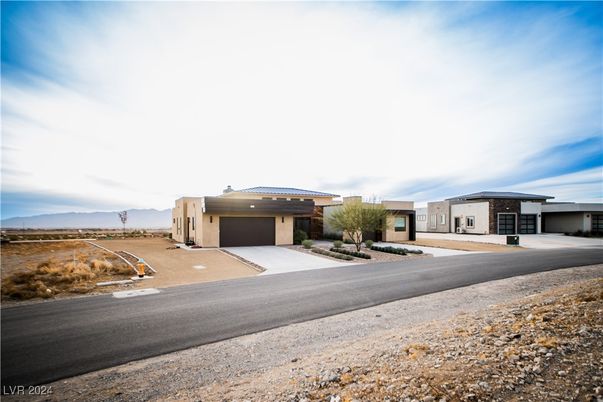 Attached, Exterior, Facade, Modern