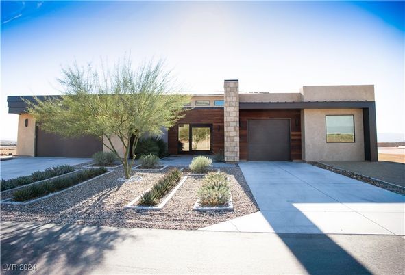 Attached, Backyard, Exterior, Facade, Modern