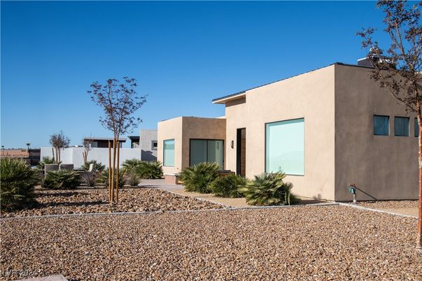 Backyard, Exterior, Facade, Modern