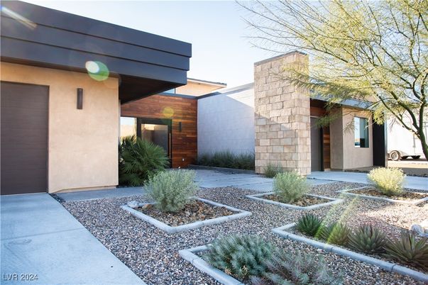 Exterior, Facade, Modern