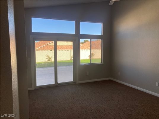 Empty room, Interior