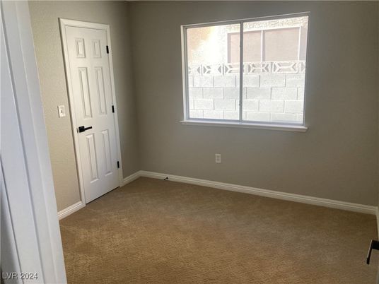 Empty room, Interior