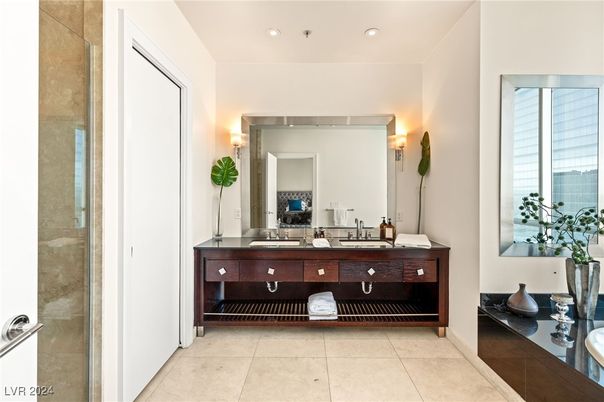 Bathroom, Dual Sink Vanities, Interior, Recessed Lighting