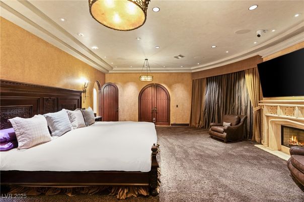 Bedroom, Fireplace, Interior, Pendant Lights, Recessed Lighting