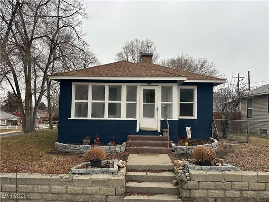 Exterior, Facade, Split Level