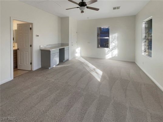 Empty room, Interior